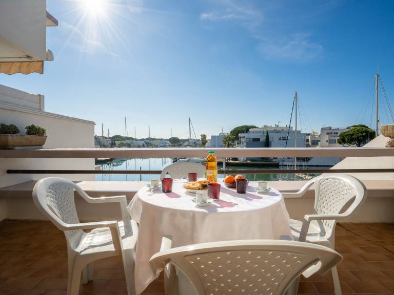 Holiday apartment with patio — photo 2