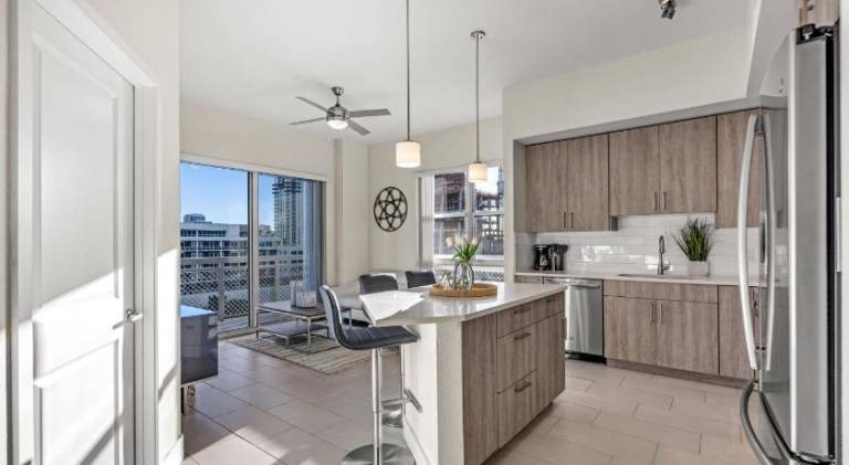 Apartment with pool & jacuzzi in Miami, FL