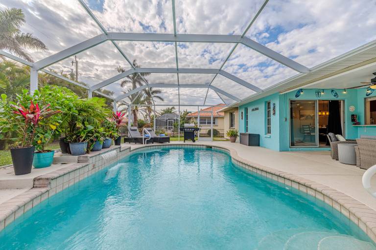 House with private pool, grill & yard — photo 2