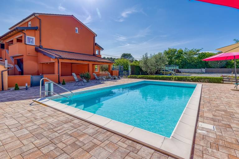 Apartment with terrace, barbecue & heated pool | Pets allowed in Pula