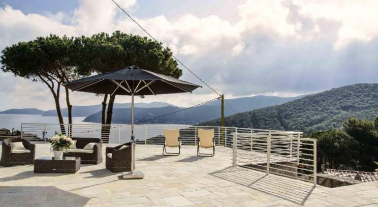 House with terrace & garden in Marciana
