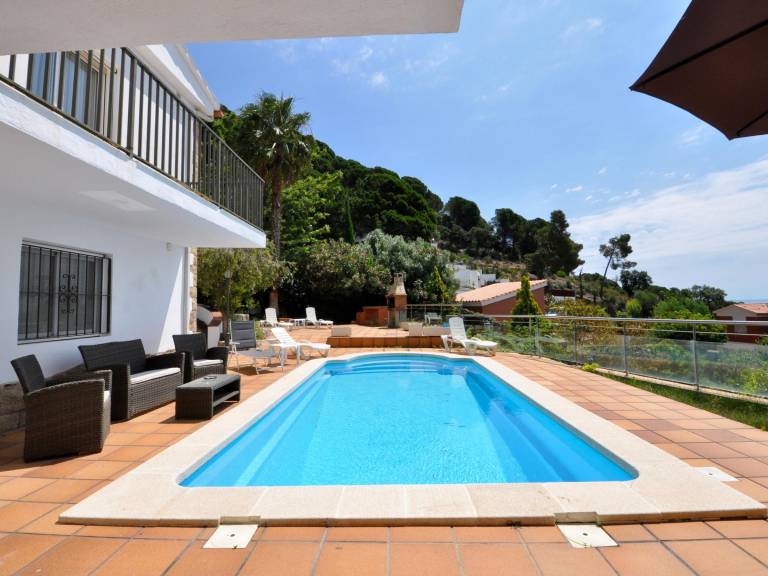 Fully equipped beautiful vacation home with garden, private pool & BBQ | Pets allowed — photo 3