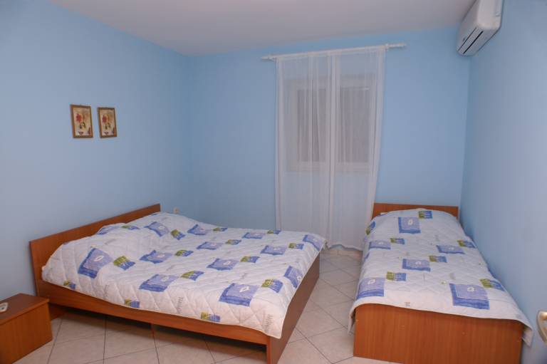 One bedroom apartment near beach Kustići, Pag (A-4087-f) — photo 5
