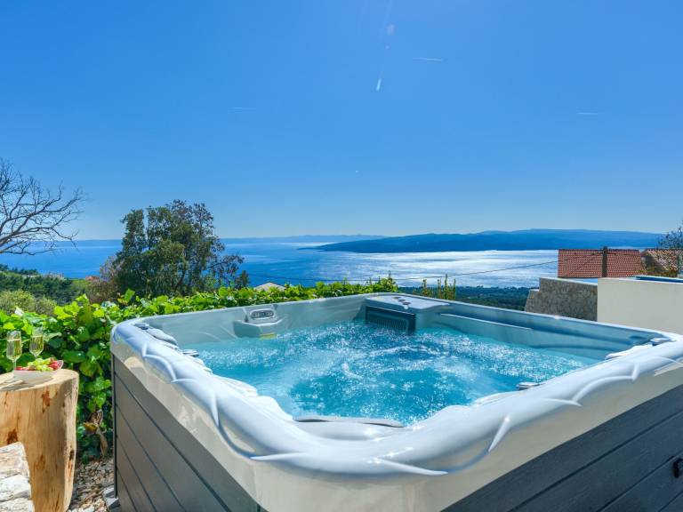 Vacation home with sauna, patio & BBQ | Mountain view — photo 5