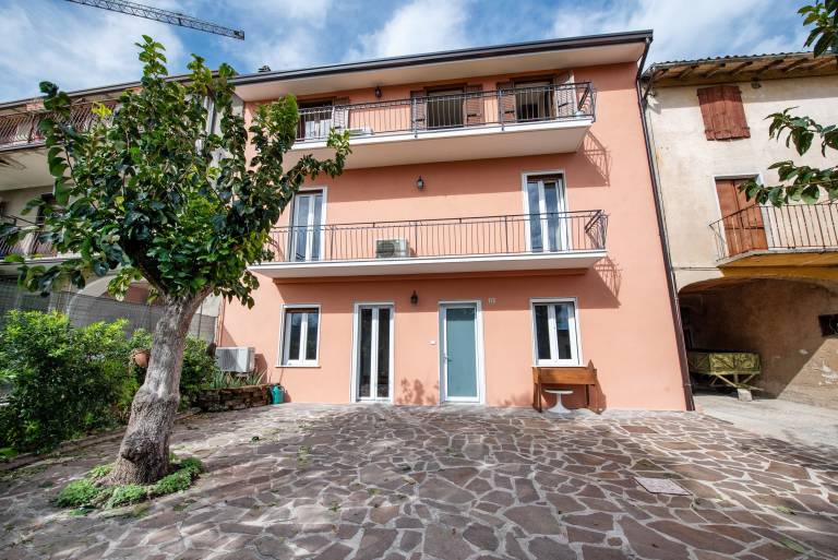 Vacation home with yard in Manerba del Garda