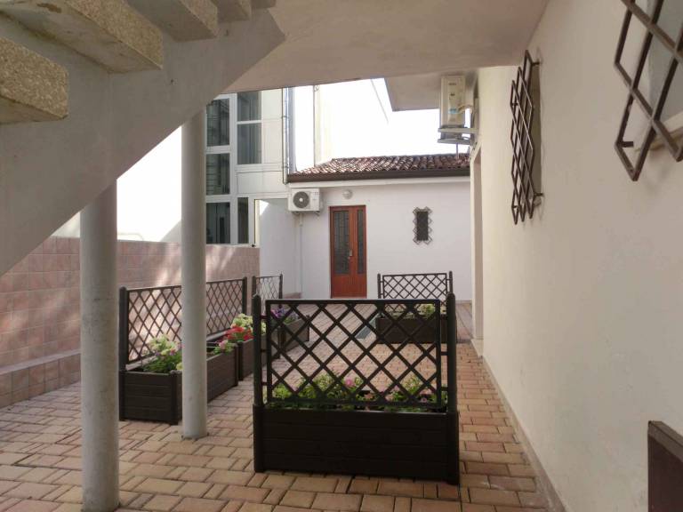 Rental apartment with yard — photo 2