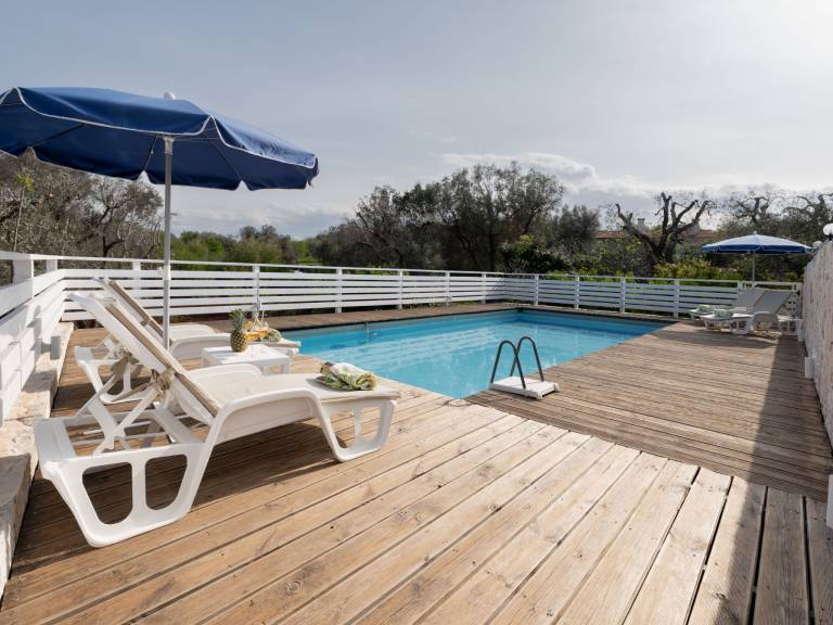 Vacation home with grill, yard & private pool — photo 4