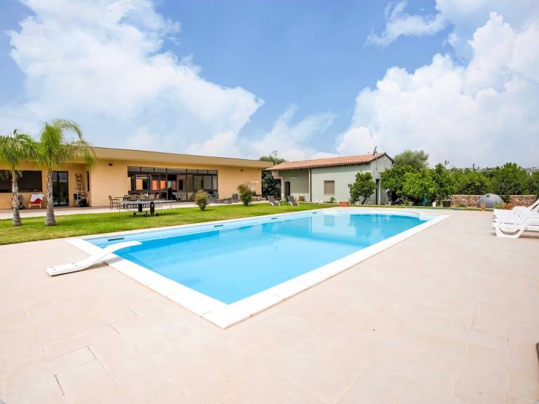 Villa Germano with Pool, Mountain View, Wi-Fi & Air Conditioning in Syracuse