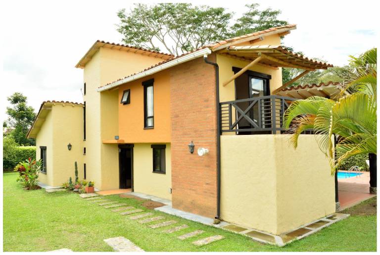 Big villa with pool, yard & barbeque | Pets allowed — photo 5
