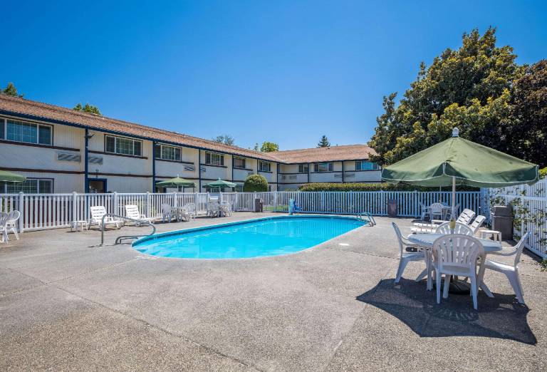 Quality Inn & Suites Medford Airport — photo 2