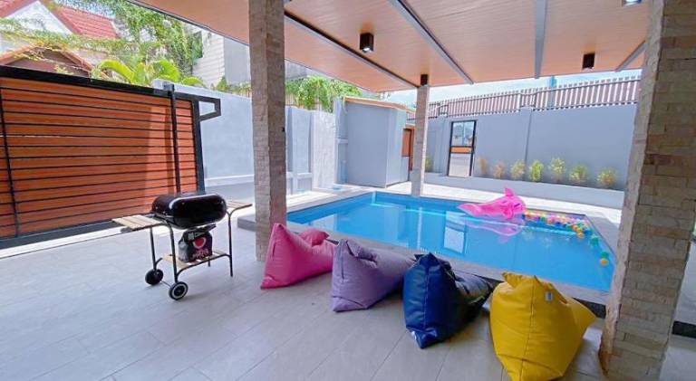 Ample villa with garden, pool & patio | Pets allowed — photo 5
