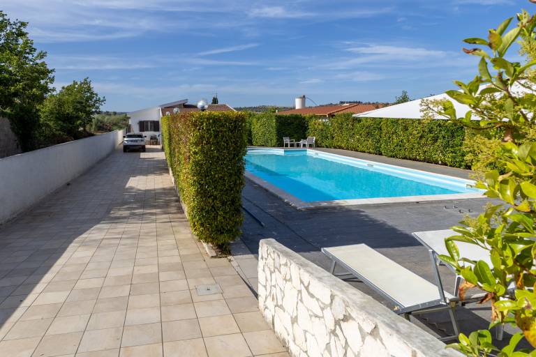 Villa 'Giacomo' with Private Pool, Wi-Fi and Air Conditioning in Ragusa