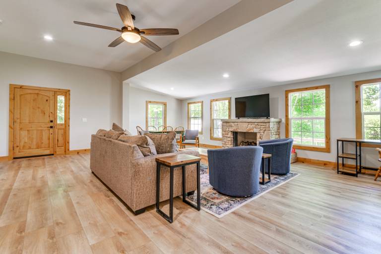 Pet-Friendly Waynesville Cabin w/ Deck & Mtn Views — photo 5