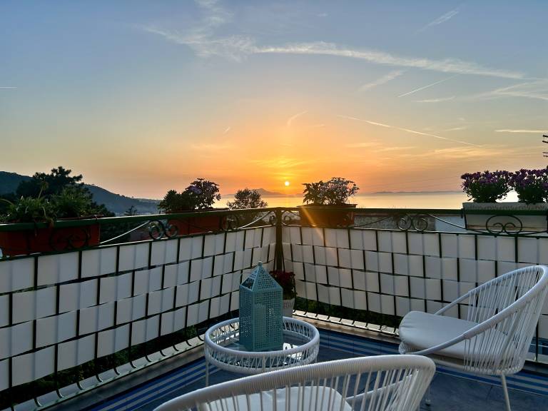 Vivi il fascino della Penisola Sorrentina e della Costiera Amalfitana sul nostro Rooftop. L’appartamento, recentemente ristrutturato, offre una vista — photo 4