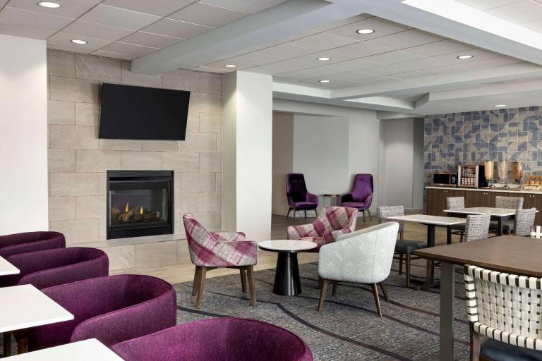 La Quinta Inn & Suites by Wyndham Springfield Airport Plaza — photo 4