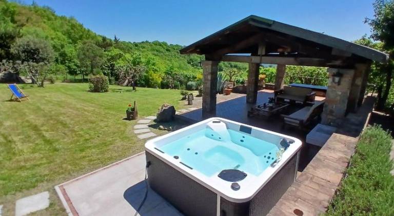 Pleasant vacation home with hot tub | Pet-friendly — photo 5