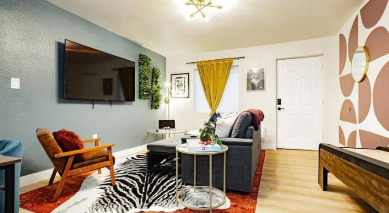 Vacation home | Close to A Little White Wedding Chapel | Pets allowed — photo 2