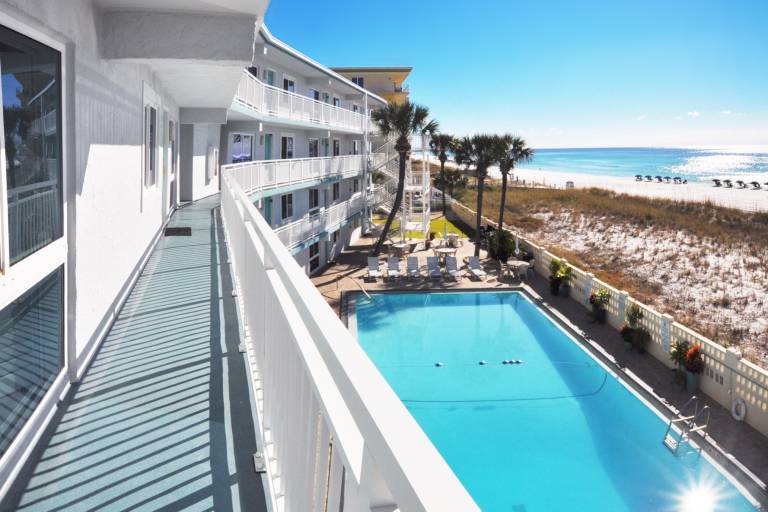 Aqua Villa 304: Sunrise and Sunset Views, Gorgeous Beachfront w Free Beach Service — photo 2