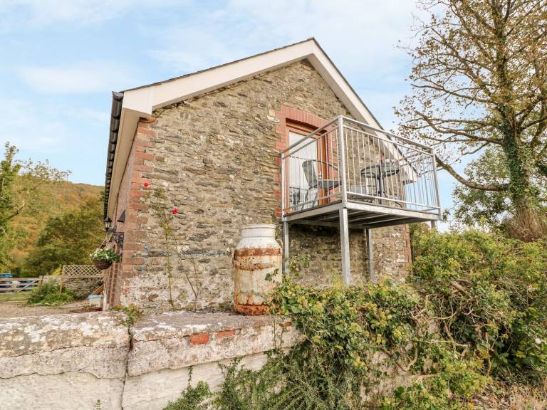 Cottage with hot tub & garden — photo 3