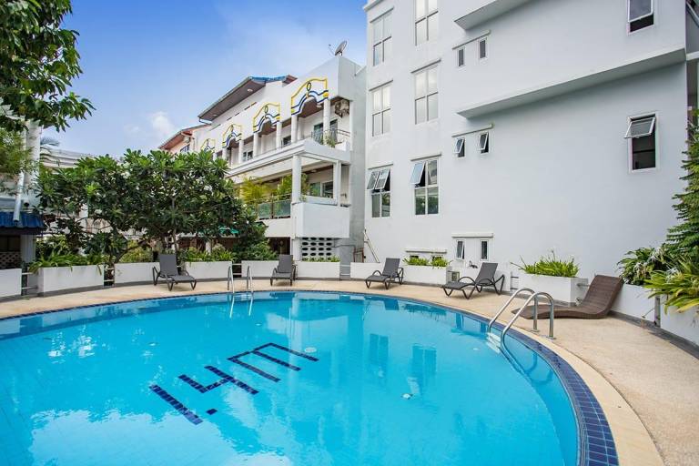 Charming serviced apartment with hot tub, patio & pool | Close to the beach | Pets are welcome — photo 5