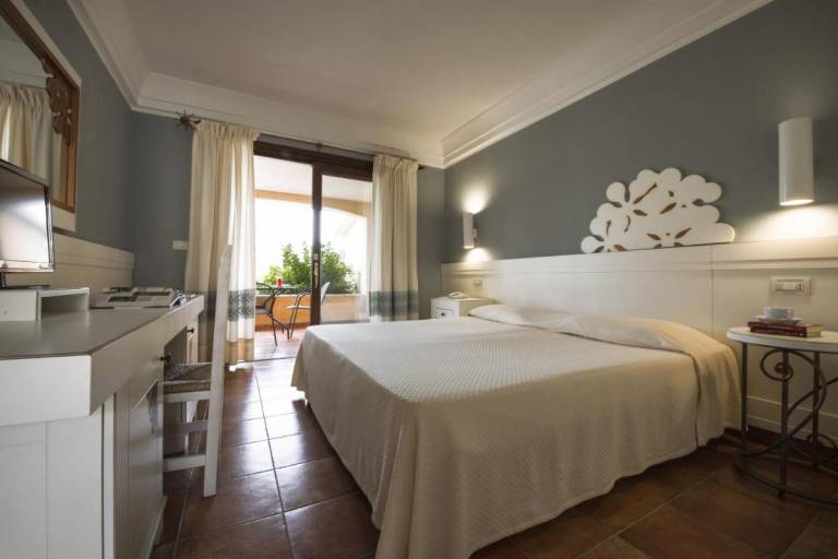 Tranquil Lantana Resort Hotel & Apartments for 5 people 1,5km from beach — photo 3