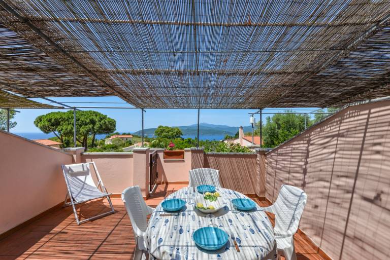 Vacation home with barbecue, terrace & garden — photo 4