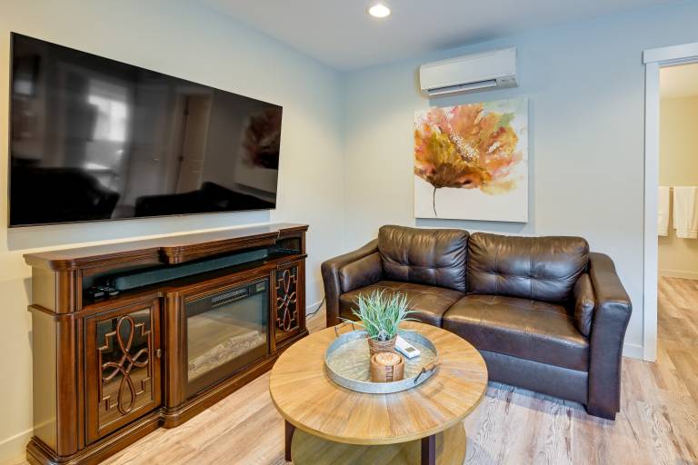 Easy Commuting! Modern SeaTac Unit w/ Fireplace — photo 4