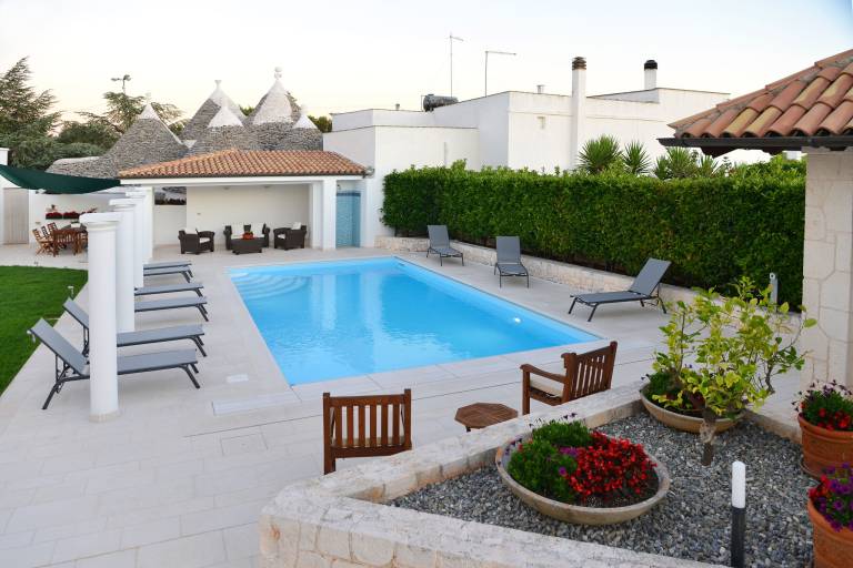 Vacation home with BBQ, terrace & private pool — photo 4