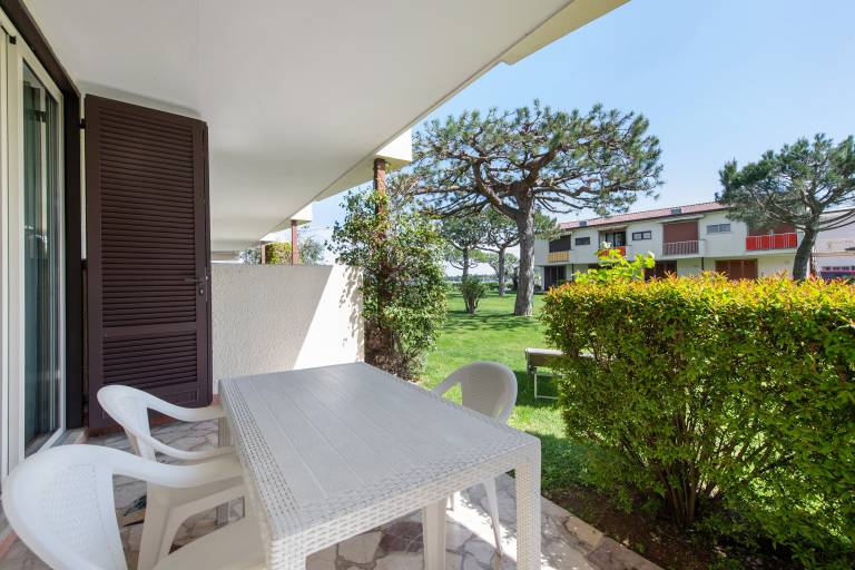 Holiday apartment with yard & terrace | Garden view — photo 4