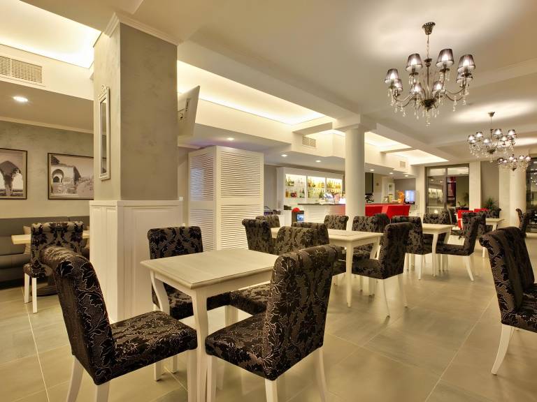 Child-friendly serviced apartment with hot tub, yard & pool | Pets are welcome — photo 3
