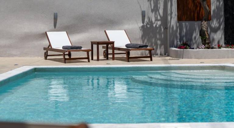 Serviced apartment with pool, garden & patio in Santorini