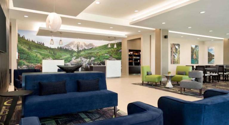 La Quinta Inn & Suites by Wyndham Burlington — photo 2