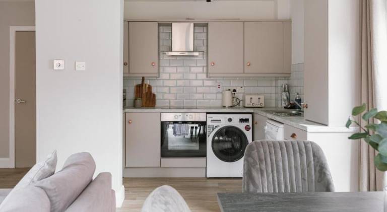 Luxurious 2 Bedroom City Centre Apartment Walking Distance to Everything Sleeps 6 — photo 2