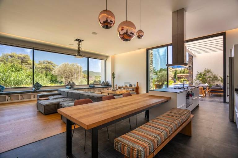 Villa with yard, BBQ & hot tub — photo 4