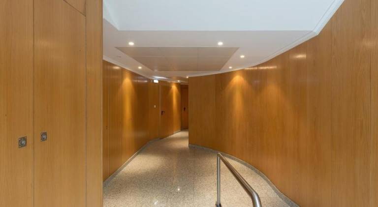 Host Wise - Deluxe Modern Flat w Balcony — photo 4