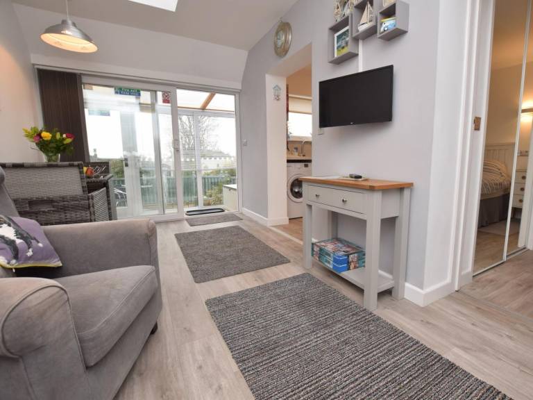 Fully equipped lovely cottage with yard | Pets allowed — photo 2