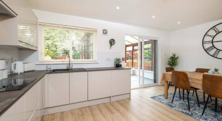 LANGLEY HOUSE Free Parking central LOCATION 5 bed all double with smart TV 3 BATHROOMS Loved by TRAD — photo 2