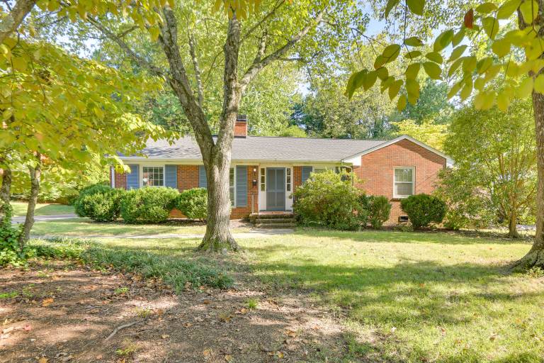 1 Mi to Friendly Center Greensboro Family Home