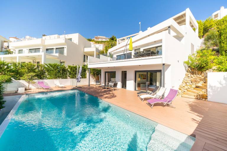 Villa with garden, patio & private pool — photo 3