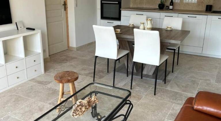 Holiday apartment with yard & patio — photo 3