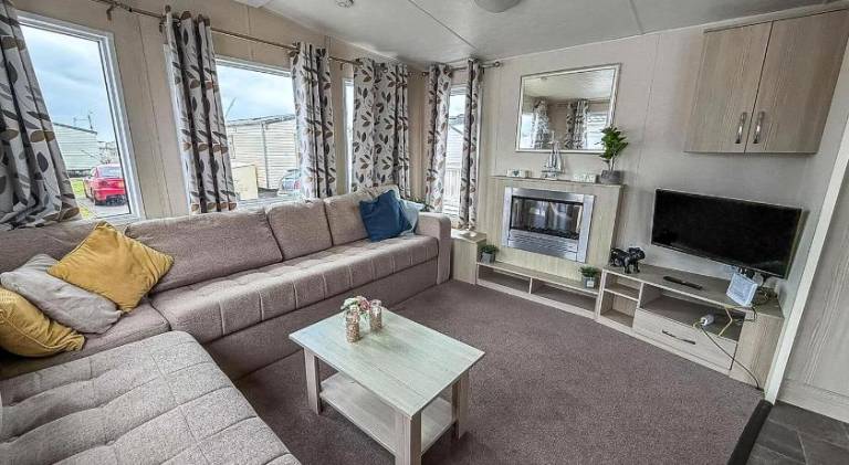 Great 6 Berth Caravan In Essex At St Osyth Beach Holiday Park Ref 28018Mv — photo 2