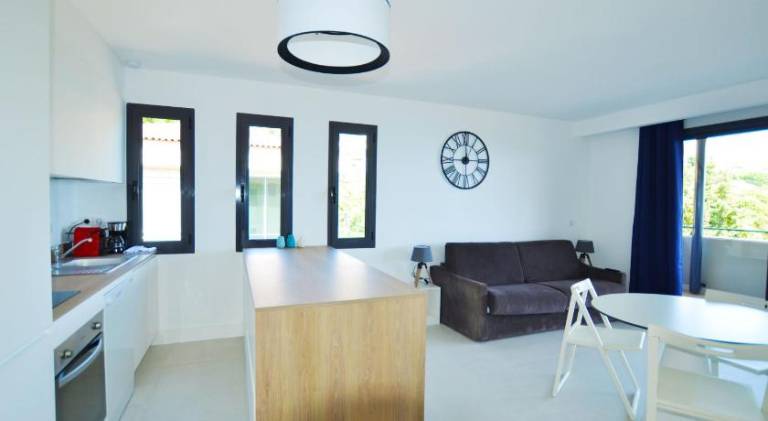 Serviced apartment with pool, patio & yard — photo 4