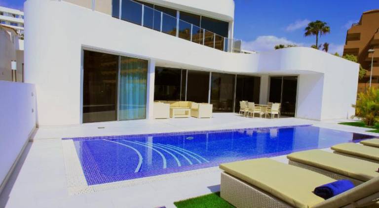 Villa with jacuzzi, barbecue & private pool | Next to the beach | Dogs allowed in Adeje