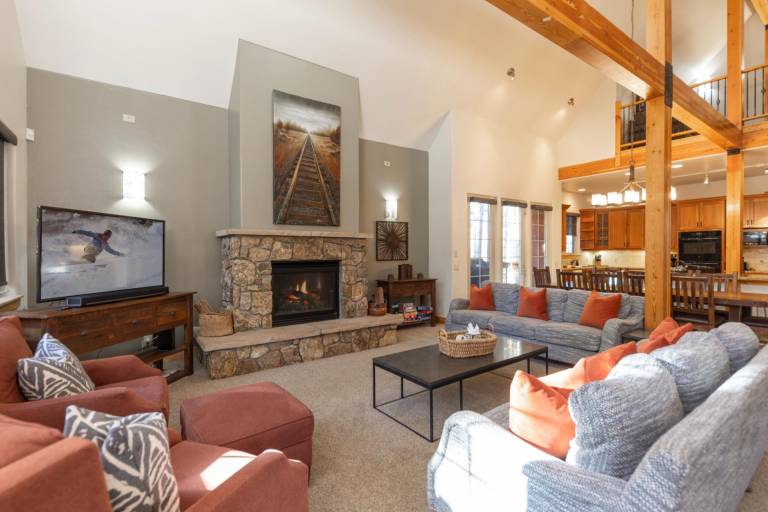 Sawmill Run Lodge: Pet-Friendly, Walk to Peak 8, Hot Tub, Grill, Shuttle — photo 4