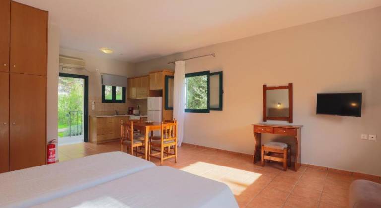 Rental apartment with pool, patio & barbecue — photo 2