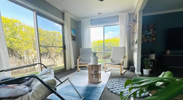 Stylish Small Ocean Homestay Near Deer Park Train Station