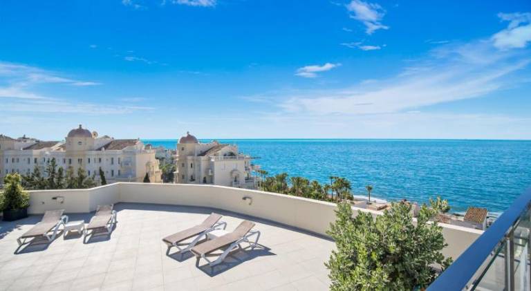 Holiday apartment with pool in Estepona