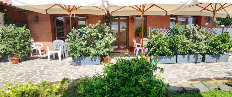 Villa with yard & barbeque | Garden view — photo 4