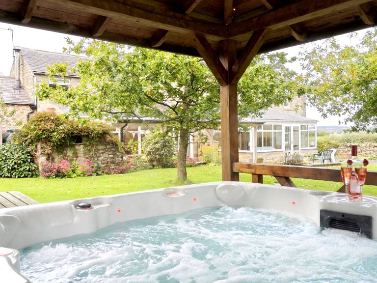Cottage with garden & hot tub — photo 3