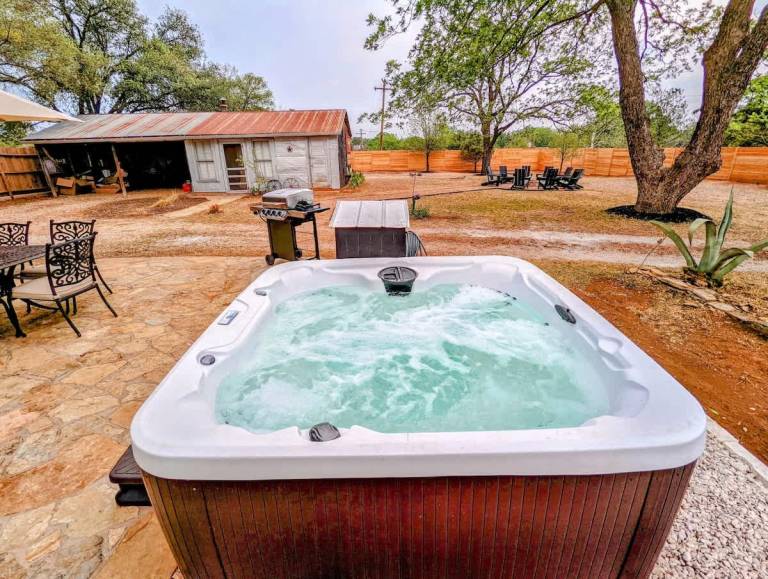 House with hot tub & pool in Fredericksburg, TX
